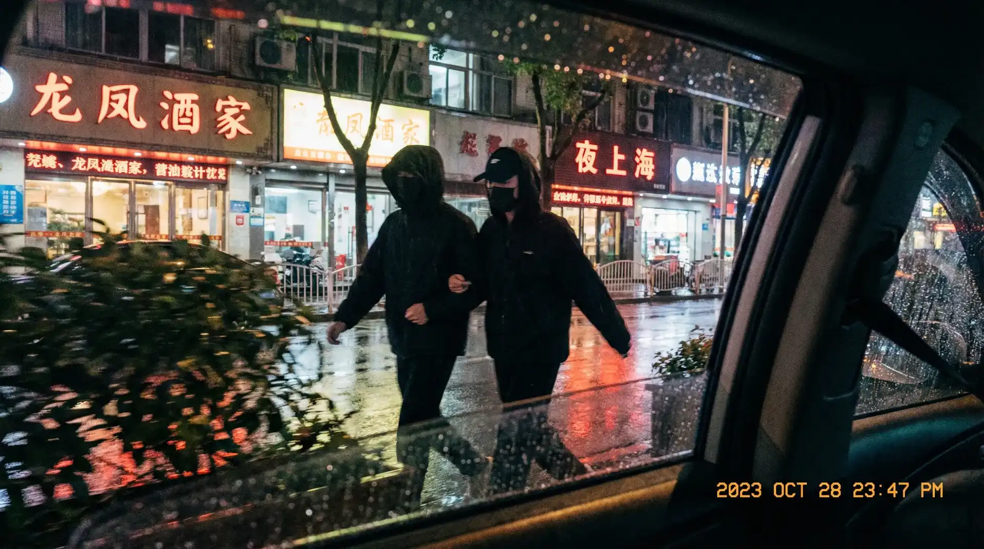一本大道手机在线看 - 顶流明星深夜密会现场抓拍照片